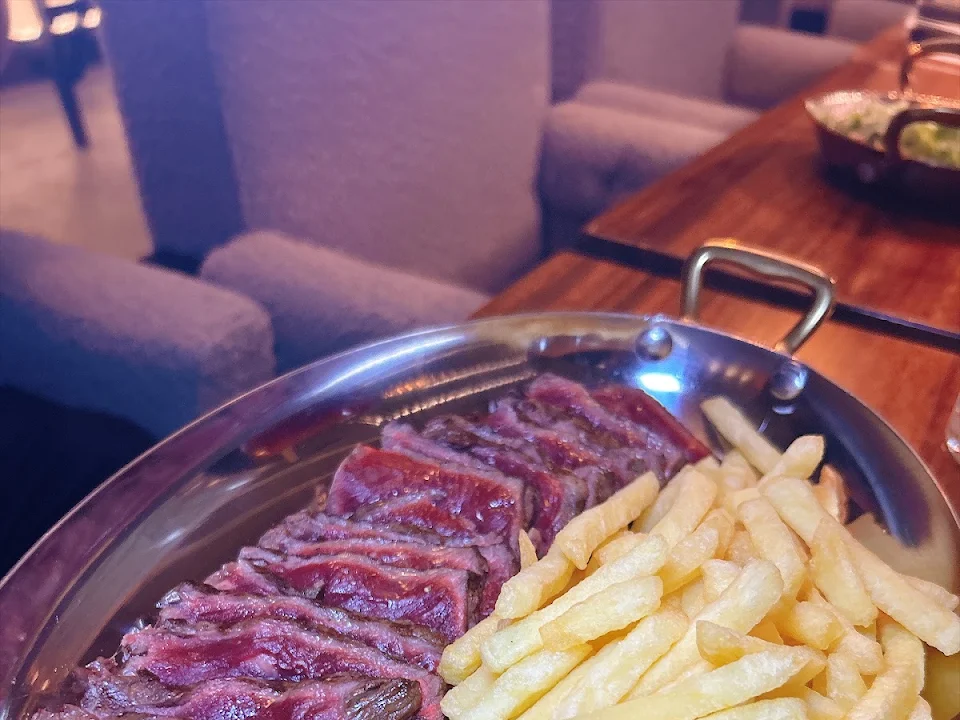 Foto de Ailsa L.: ternera rosada en lonchas y patatas fritas caseras en un plato BEEF